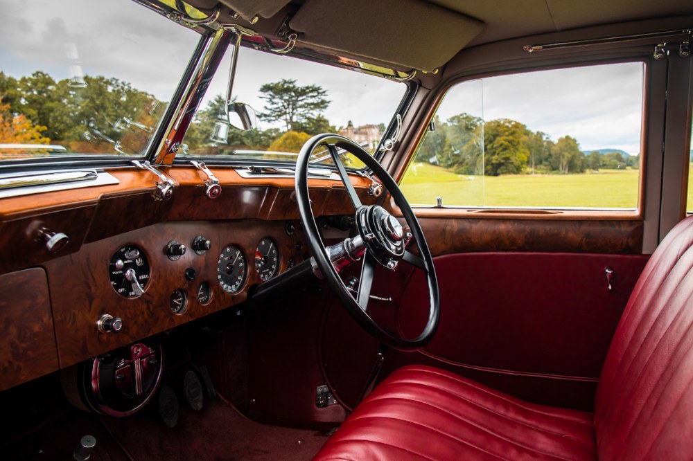 https://www.automobilrevue.cz/rubriky/presunuto-na-trucker-cz-truck-bus/historie/bentley-mk-v-corniche-gra-270-zivot-po-zivotech_50003.html